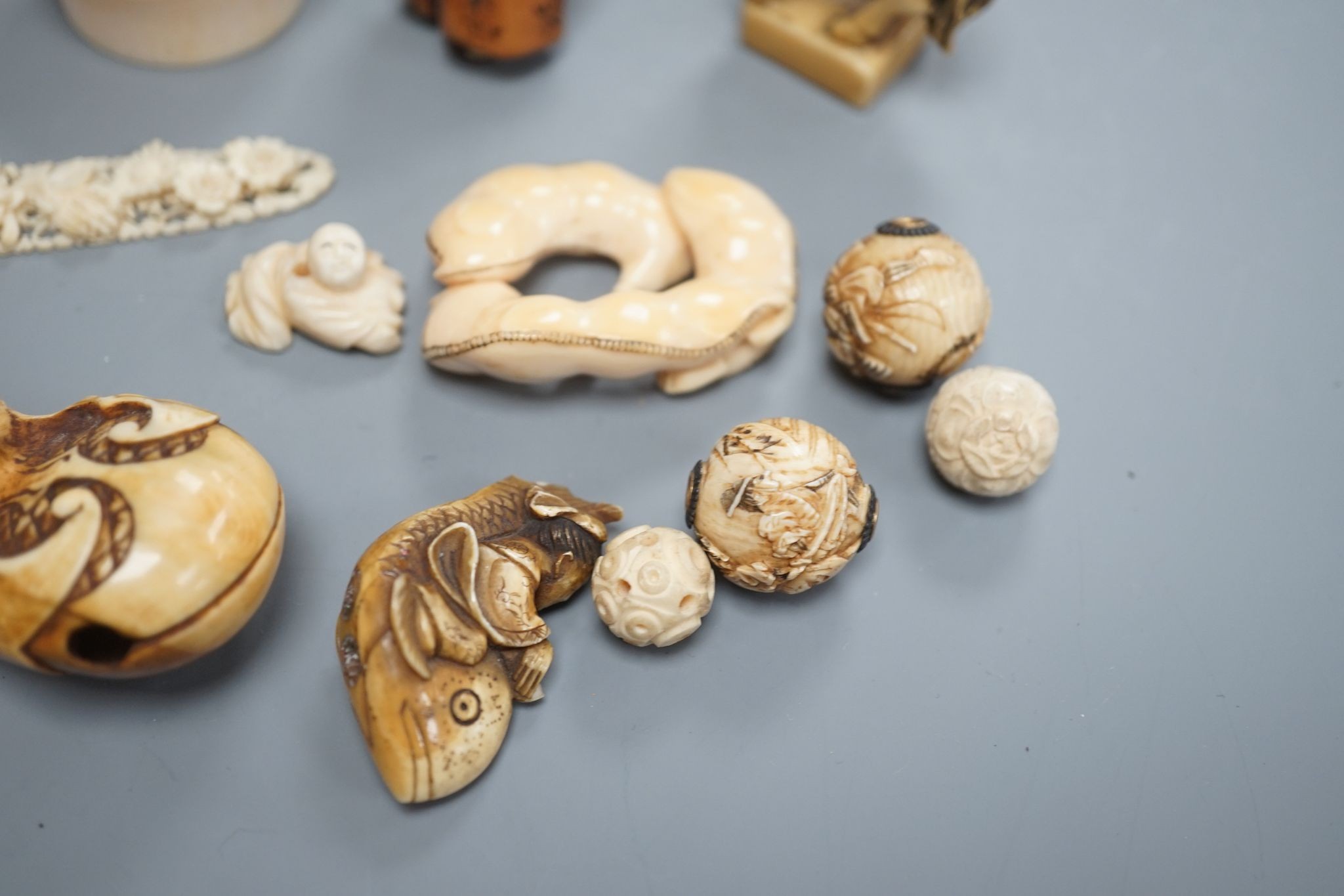 A group of 19th/early 20th century ivory ojime beads and netsuke (14)